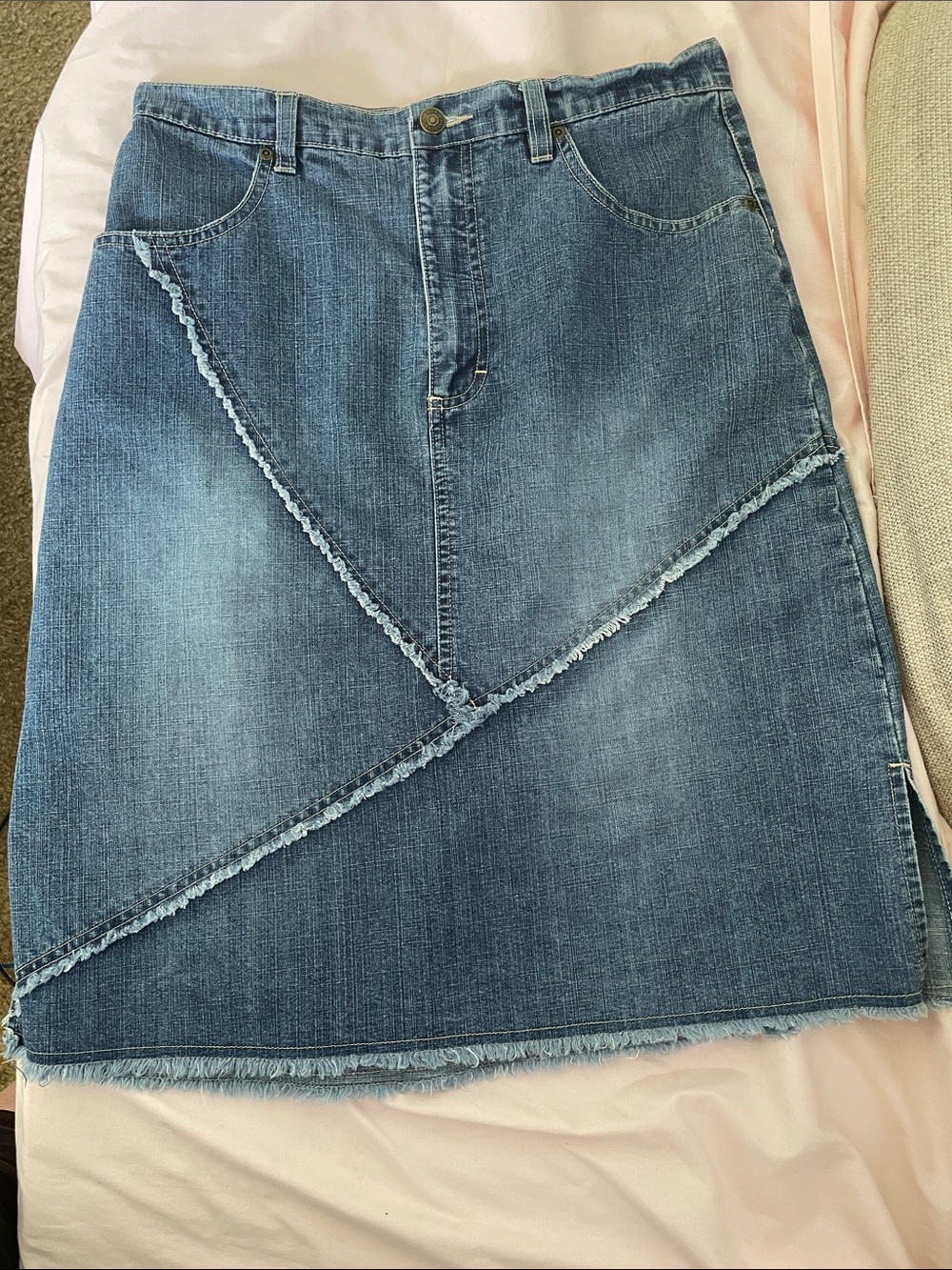 Gloria Vanderbilt Y2K Medium Blue Denim A-Line Skirt with Frayed Trim Sz 8 - Picture 2 of 5